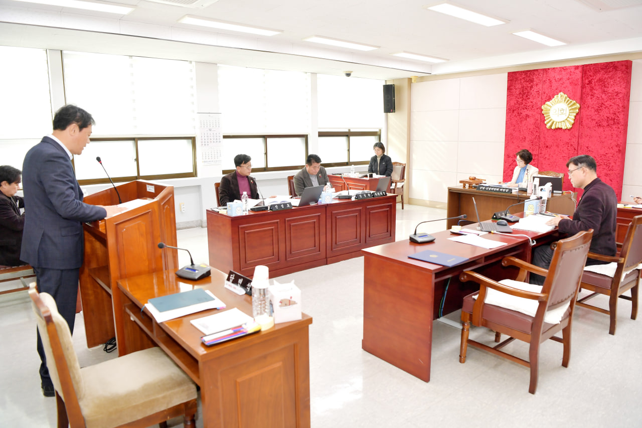 '제282회 문경시의회 제2차 정례회' 게시글의 사진(24) 'photo_21_2024-12-05_10-58-06.jpg' '제282회 문경시의회 제2차 정례회' 게시글의 사진(24) 'photo_21_2024-12-05_10-58-06.jpg'