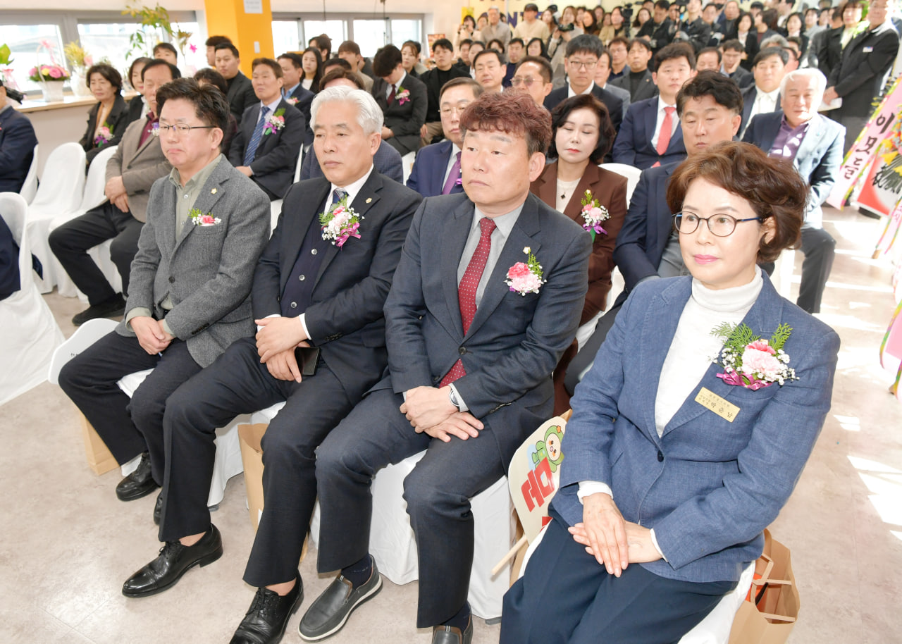 '문경시 청년센터 개소식' 게시글의 사진(8) 'photo_9_2025-03-11_20-56-54.jpg' '문경시 청년센터 개소식' 게시글의 사진(8) 'photo_9_2025-03-11_20-56-54.jpg'