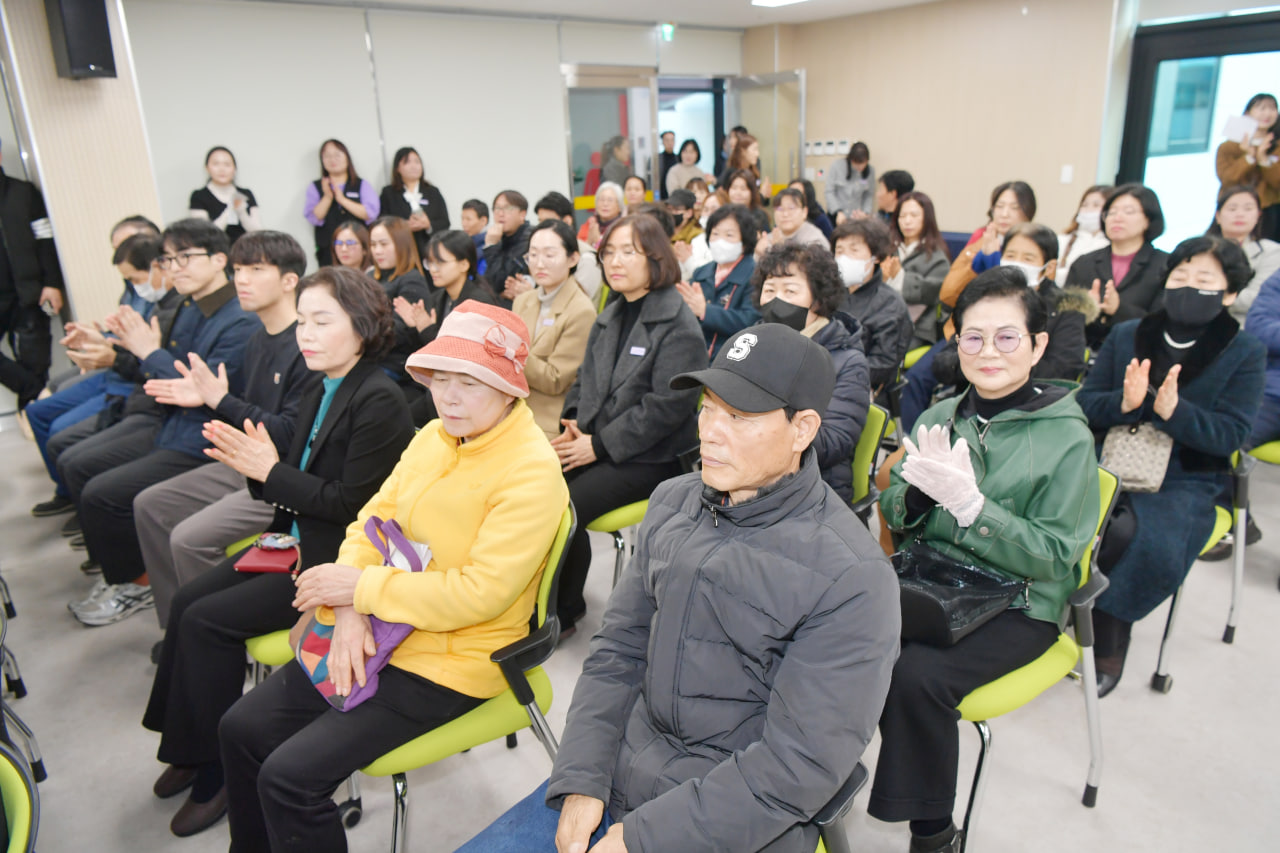 '문경시 가족센터 이전 개소식' 게시글의 사진(15) 'photo_18_2025-03-20_08-46-32.jpg' '문경시 가족센터 이전 개소식' 게시글의 사진(15) 'photo_18_2025-03-20_08-46-32.jpg'