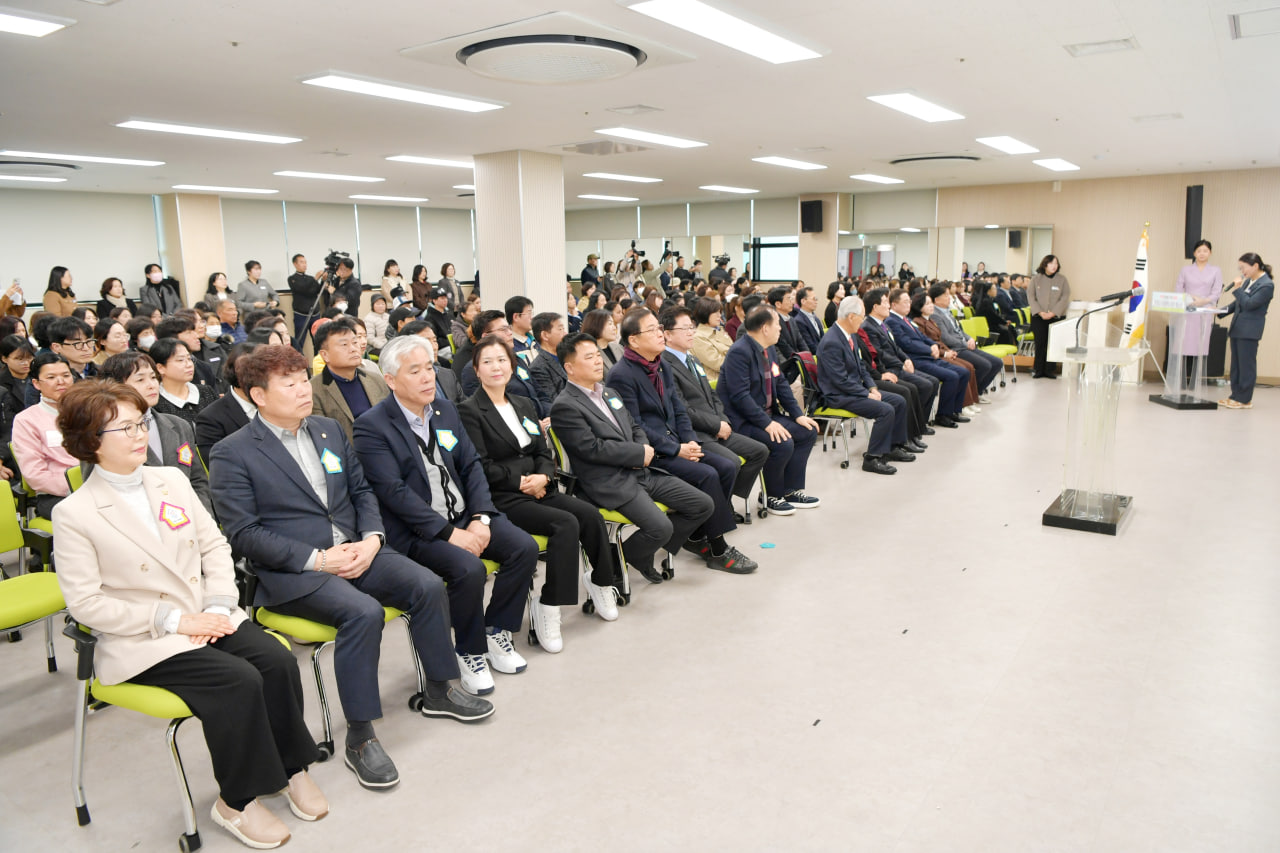 '문경시 가족센터 이전 개소식' 게시글의 사진(2) 'photo_9_2025-03-20_08-46-32.jpg' '문경시 가족센터 이전 개소식' 게시글의 사진(2) 'photo_9_2025-03-20_08-46-32.jpg'