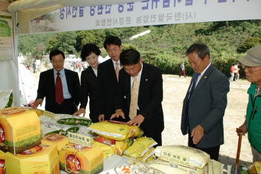 친환경 쌀전시장을 찾은 시의원들 - 2007문경사과축제(2007. 10. 12 문경새재도립공원)