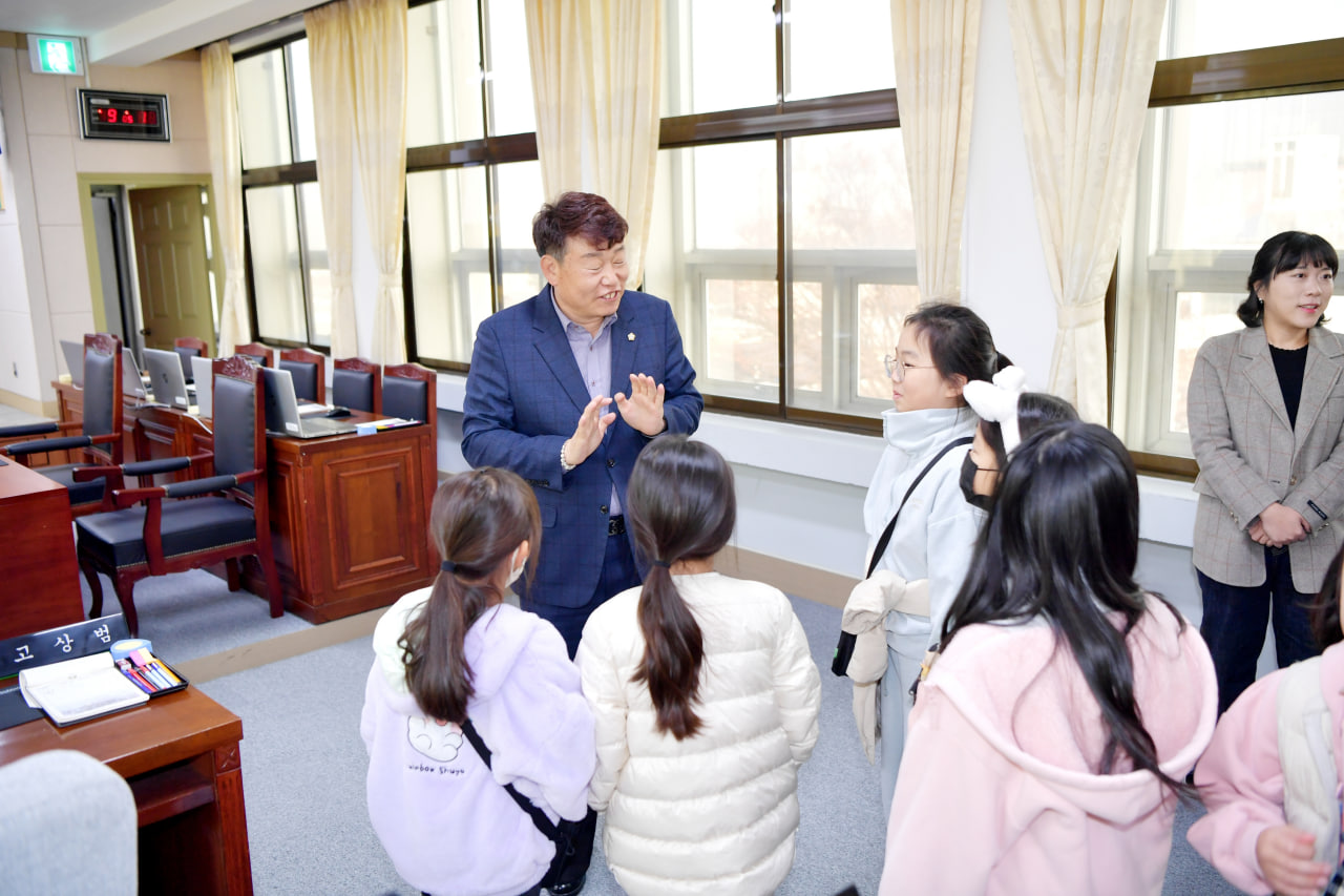 '문경교육지원청 주관 문경시의회 탐방' 게시글의 사진(13) 'photo_5_2024-11-24_11-46-25.jpg' '문경교육지원청 주관 문경시의회 탐방' 게시글의 사진(13) 'photo_5_2024-11-24_11-46-25.jpg'