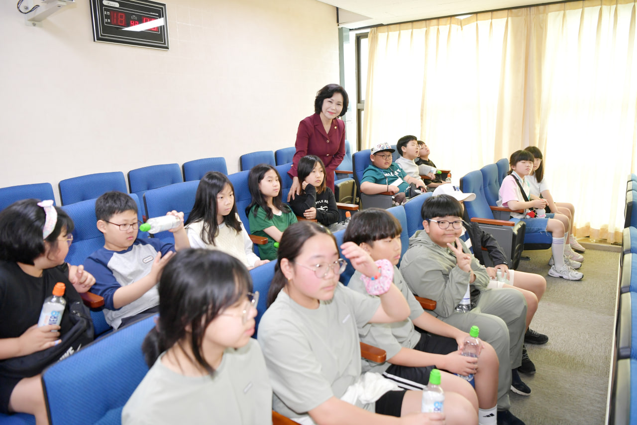 '신기초등학교 문경시의회 견학 및 방청' 게시글의 사진(10) 'photo_12_2025-04-23_19-52-33.jpg' '신기초등학교 문경시의회 견학 및 방청' 게시글의 사진(10) 'photo_12_2025-04-23_19-52-33.jpg'