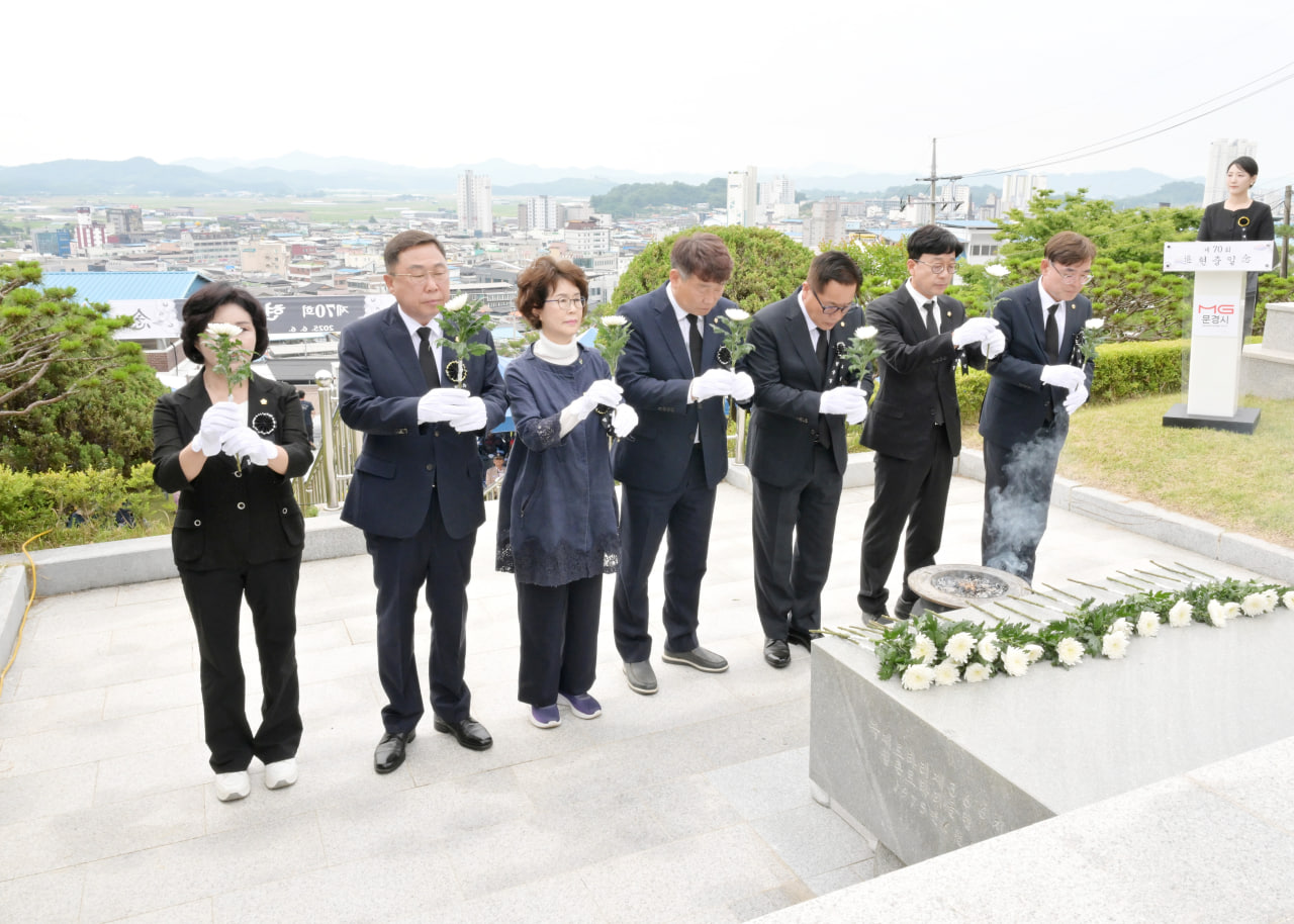 '제70회 현충일 추념식' 게시글의 사진(15) 'photo_14_2025-06-09_09-42-39.jpg' '제70회 현충일 추념식' 게시글의 사진(15) 'photo_14_2025-06-09_09-42-39.jpg'