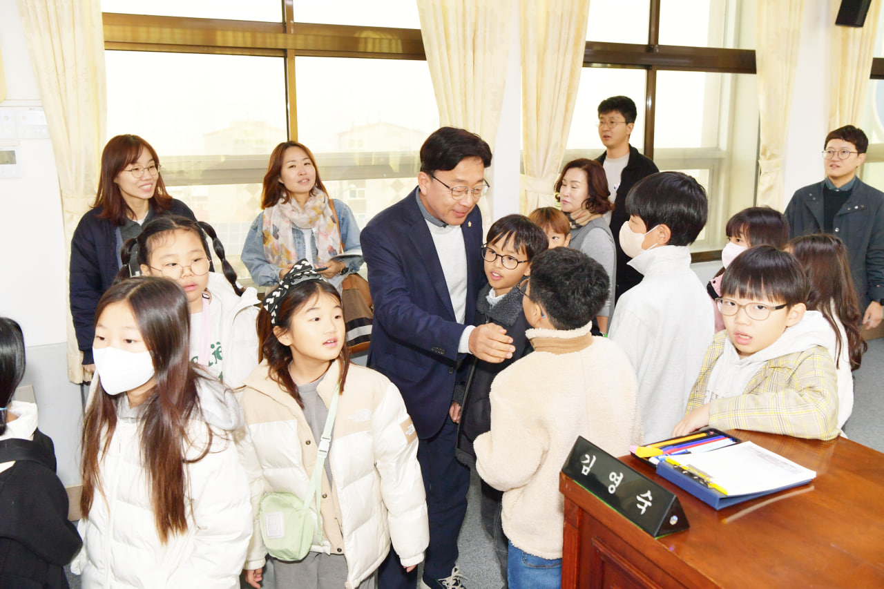 '문경교육지원청 주관 문경시의회 탐방' 게시글의 사진(12) 'photo_9_2024-11-24_11-46-25.jpg' '문경교육지원청 주관 문경시의회 탐방' 게시글의 사진(12) 'photo_9_2024-11-24_11-46-25.jpg'