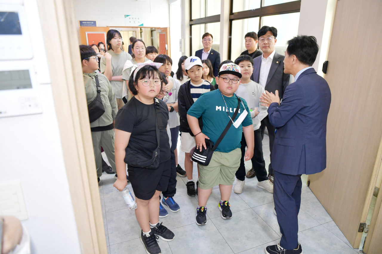 '신기초등학교 문경시의회 견학 및 방청' 게시글의 사진(5) 'photo_2_2025-04-23_19-52-33.jpg' '신기초등학교 문경시의회 견학 및 방청' 게시글의 사진(5) 'photo_2_2025-04-23_19-52-33.jpg'