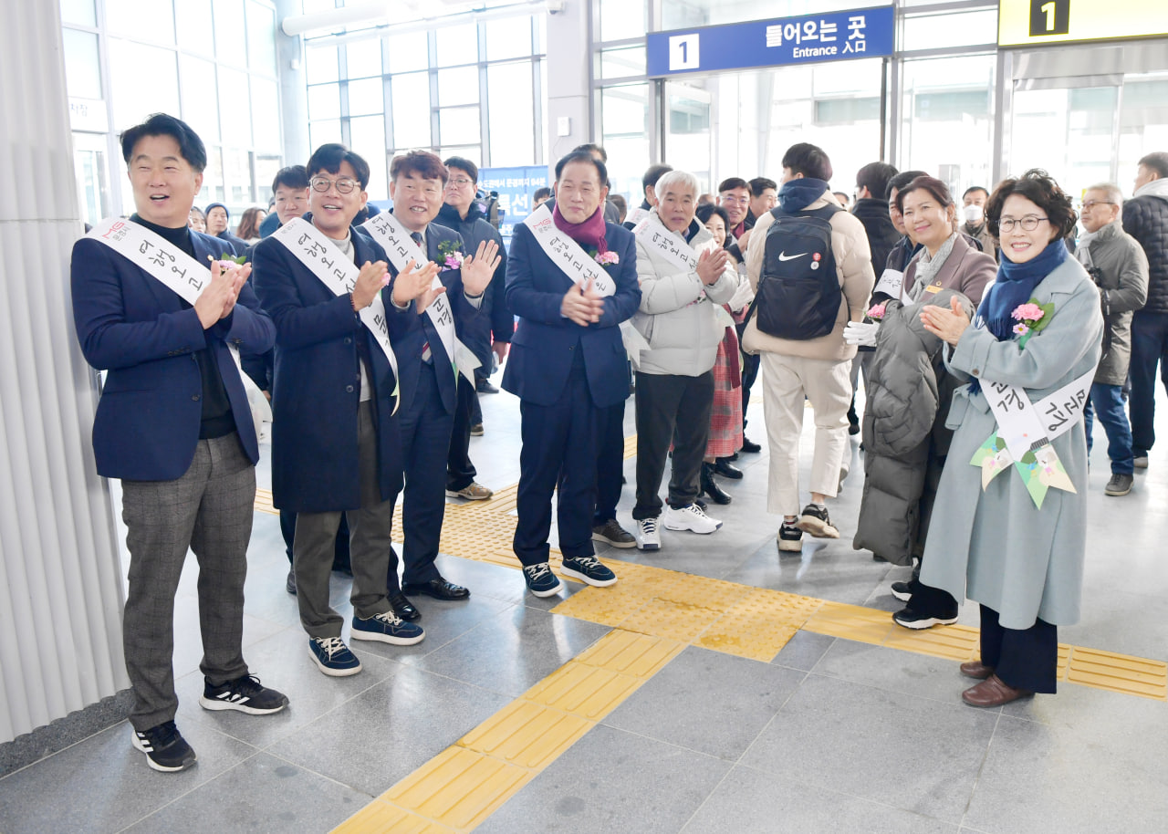 '문경역 표지석 제막 및 문경역 개통 고객맞이 환영식' 게시글의 사진(4) 'photo_2_2024-12-02_19-54-09.jpg'