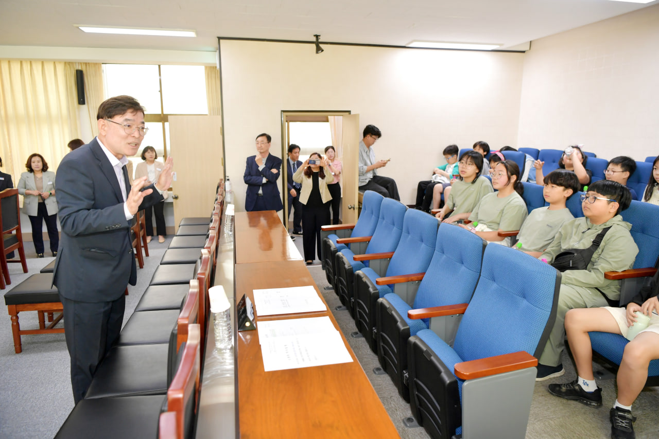 '신기초등학교 문경시의회 견학 및 방청' 게시글의 사진(7) 'photo_8_2025-04-23_19-52-33.jpg' '신기초등학교 문경시의회 견학 및 방청' 게시글의 사진(7) 'photo_8_2025-04-23_19-52-33.jpg'