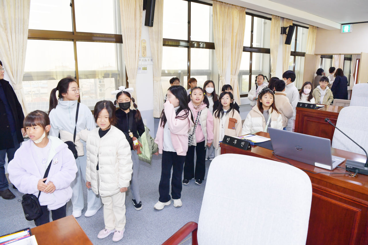 '문경교육지원청 주관 문경시의회 탐방' 게시글의 사진(11) 'photo_11_2024-11-24_11-46-25.jpg' '문경교육지원청 주관 문경시의회 탐방' 게시글의 사진(11) 'photo_11_2024-11-24_11-46-25.jpg'