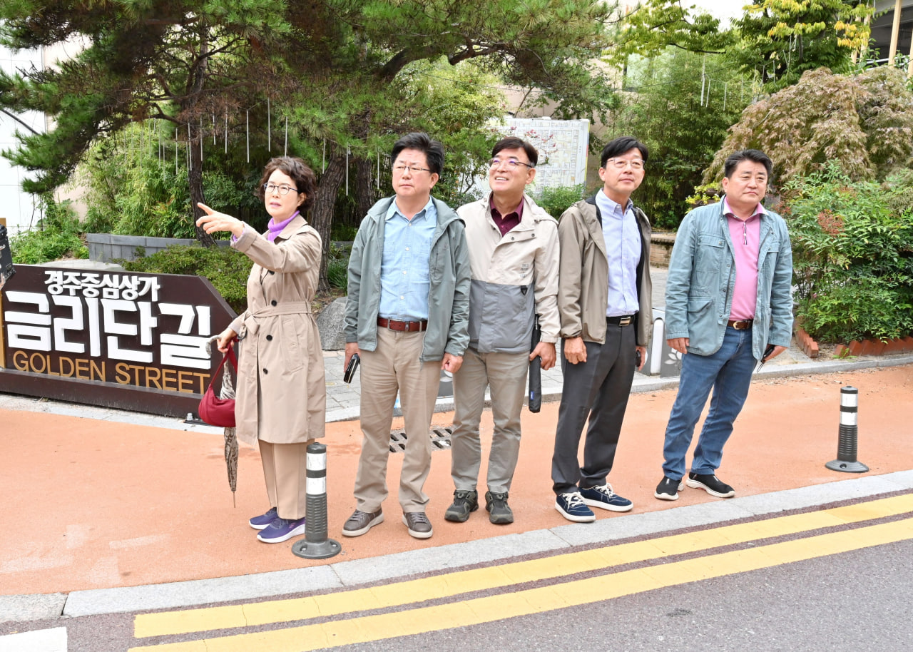 '빈점포활용방안연구회 현장 견학 - 경주 금리단길,황리단길' 게시글의 사진(8) 'photo_5_2024-10-21_20-51-43.jpg' '빈점포활용방안연구회 현장 견학 - 경주 금리단길,황리단길' 게시글의 사진(8) 'photo_5_2024-10-21_20-51-43.jpg'
