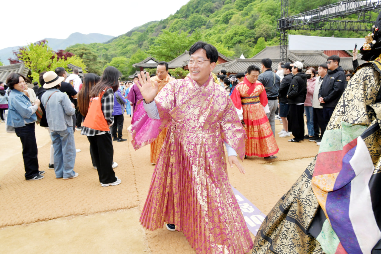 '2025 문경찻사발축제와 함께하는 한복패션쇼' 게시글의 사진(7) 'photo_15_2025-05-07_08-35-49.jpg' '2025 문경찻사발축제와 함께하는 한복패션쇼' 게시글의 사진(7) 'photo_15_2025-05-07_08-35-49.jpg'
