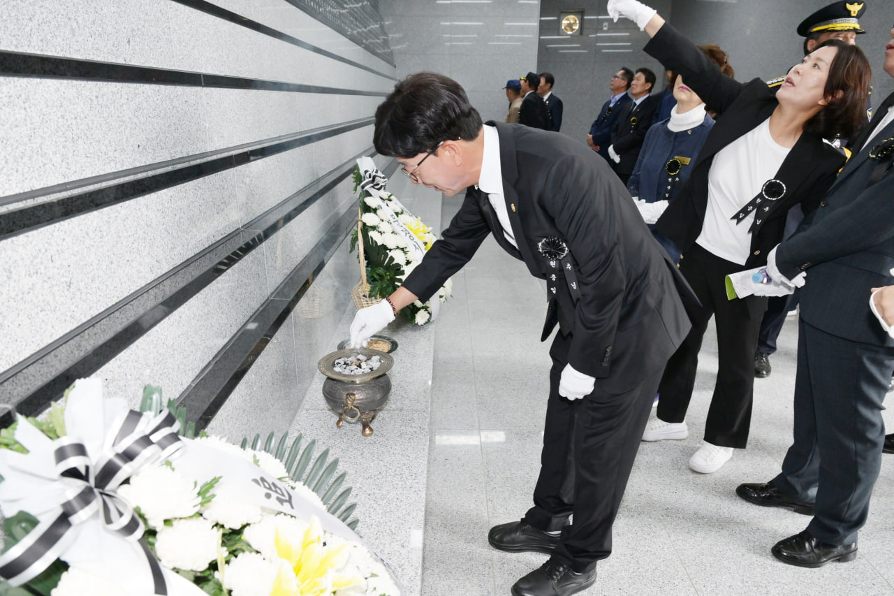 '제70회 현충일 추념식' 게시글의 사진(23) 'photo_22_2025-06-09_09-42-39.jpg' '제70회 현충일 추념식' 게시글의 사진(23) 'photo_22_2025-06-09_09-42-39.jpg'