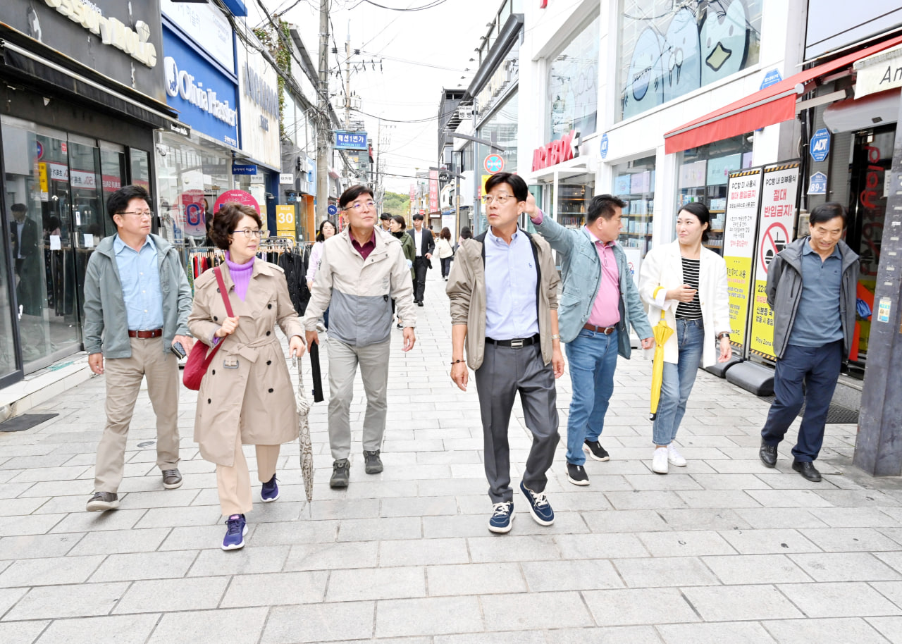 '빈점포활용방안연구회 현장 견학 - 경주 금리단길,황리단길' 게시글의 사진(12) 'photo_3_2024-10-21_20-51-56.jpg' '빈점포활용방안연구회 현장 견학 - 경주 금리단길,황리단길' 게시글의 사진(12) 'photo_3_2024-10-21_20-51-56.jpg'