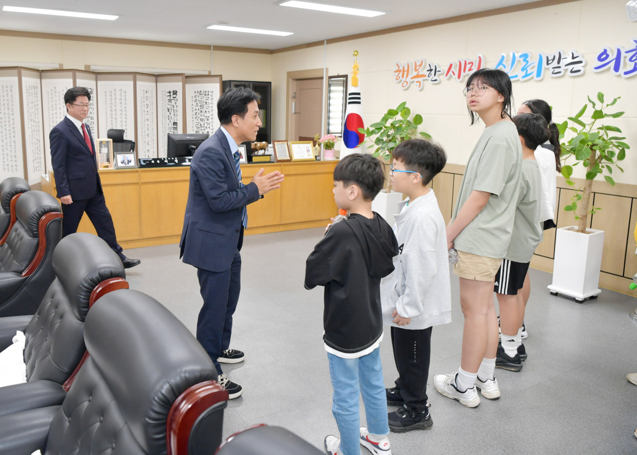 '신기초등학교 문경시의회 견학 및 방청' 게시글의 사진(3) 'photo_5_2025-04-23_19-52-33.jpg' '신기초등학교 문경시의회 견학 및 방청' 게시글의 사진(3) 'photo_5_2025-04-23_19-52-33.jpg'