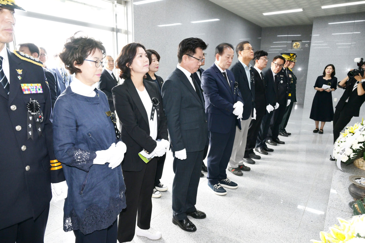 '제70회 현충일 추념식' 게시글의 사진(22) 'photo_9_2025-06-09_09-42-39.jpg' '제70회 현충일 추념식' 게시글의 사진(22) 'photo_9_2025-06-09_09-42-39.jpg'
