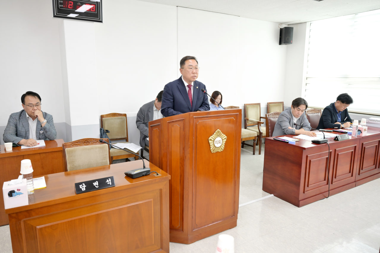 '제285회 문경시의회 제1차 정례회 산업건설위원회' 게시글의 사진(5) 'photo_10_2025-06-12_09-04-19.jpg' '제285회 문경시의회 제1차 정례회 산업건설위원회' 게시글의 사진(5) 'photo_10_2025-06-12_09-04-19.jpg'