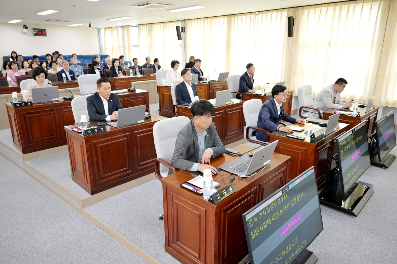 '제285회 문경시의회 제1차 정례회' 게시글의 사진(4) 'photo_15_2025-06-09_20-42-29.jpg' '제285회 문경시의회 제1차 정례회' 게시글의 사진(4) 'photo_15_2025-06-09_20-42-29.jpg'