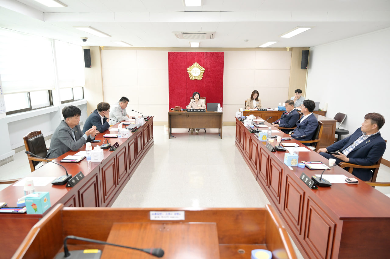 '제285회 문경시의회 제1차 정례회' 게시글의 사진(19) 'photo_19_2025-06-09_20-42-29.jpg' '제285회 문경시의회 제1차 정례회' 게시글의 사진(19) 'photo_19_2025-06-09_20-42-29.jpg'