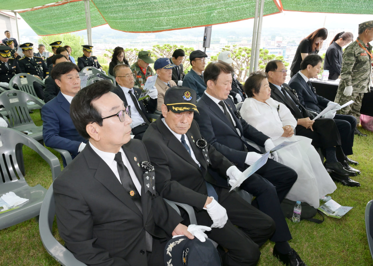 '제70회 현충일 추념식' 게시글의 사진(13) 'photo_8_2025-06-09_09-42-39.jpg' '제70회 현충일 추념식' 게시글의 사진(13) 'photo_8_2025-06-09_09-42-39.jpg'