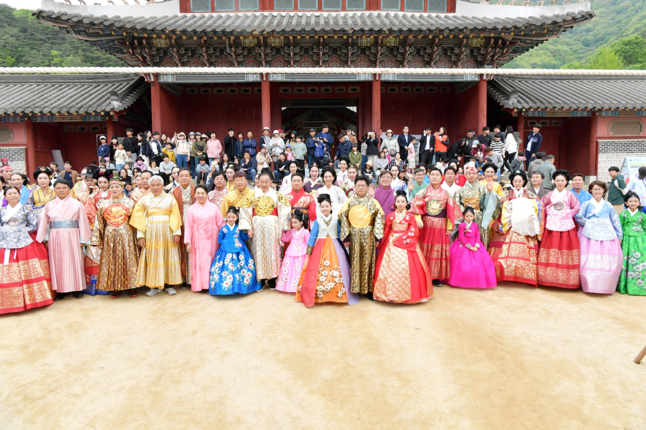 '2025 문경찻사발축제와 함께하는 한복패션쇼' 게시글의 사진(24) 'photo_20_2025-05-07_08-35-49.jpg' '2025 문경찻사발축제와 함께하는 한복패션쇼' 게시글의 사진(24) 'photo_20_2025-05-07_08-35-49.jpg'