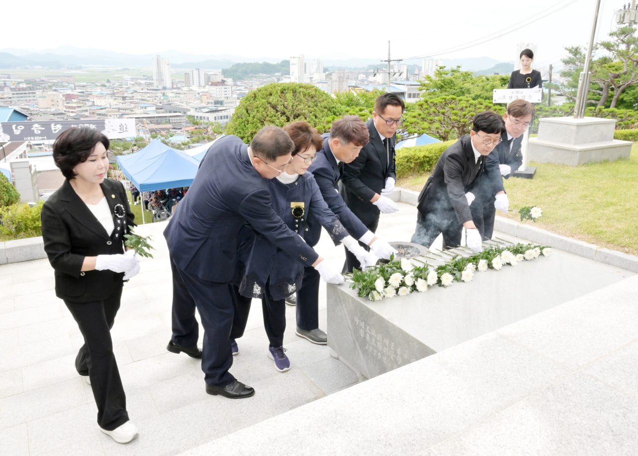 '제70회 현충일 추념식' 게시글의 사진(16) 'photo_15_2025-06-09_09-42-39.jpg' '제70회 현충일 추념식' 게시글의 사진(16) 'photo_15_2025-06-09_09-42-39.jpg'
