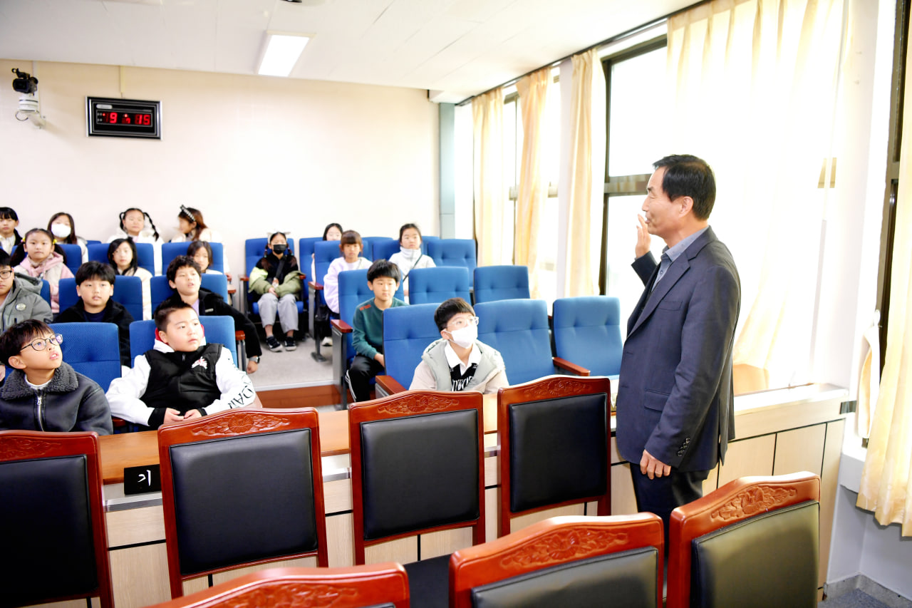 '문경교육지원청 주관 문경시의회 탐방' 게시글의 사진(14) 'photo_7_2024-11-24_11-46-25.jpg' '문경교육지원청 주관 문경시의회 탐방' 게시글의 사진(14) 'photo_7_2024-11-24_11-46-25.jpg'