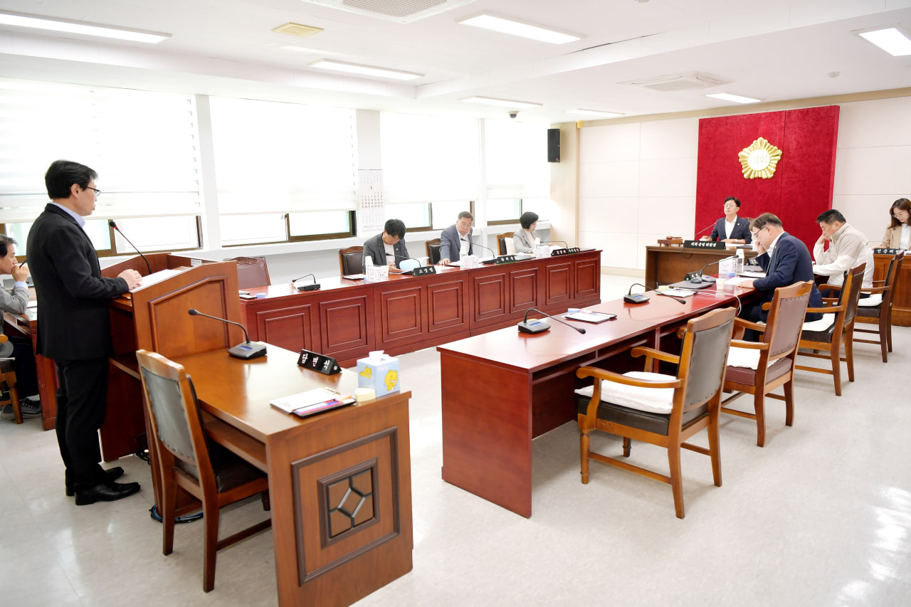 '제284회 문경시의회 임시회 폐회중 운영위원회' 게시글의 사진(11) 'photo_6_2025-05-26_20-08-38.jpg' '제284회 문경시의회 임시회 폐회중 운영위원회' 게시글의 사진(11) 'photo_6_2025-05-26_20-08-38.jpg'