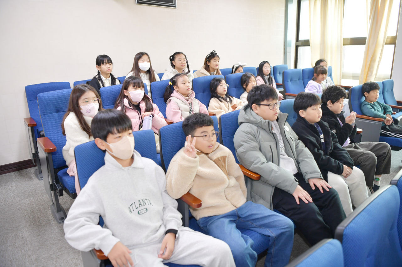'문경교육지원청 주관 문경시의회 탐방' 게시글의 사진(17) 'photo_1_2024-11-24_11-46-25.jpg' '문경교육지원청 주관 문경시의회 탐방' 게시글의 사진(17) 'photo_1_2024-11-24_11-46-25.jpg'