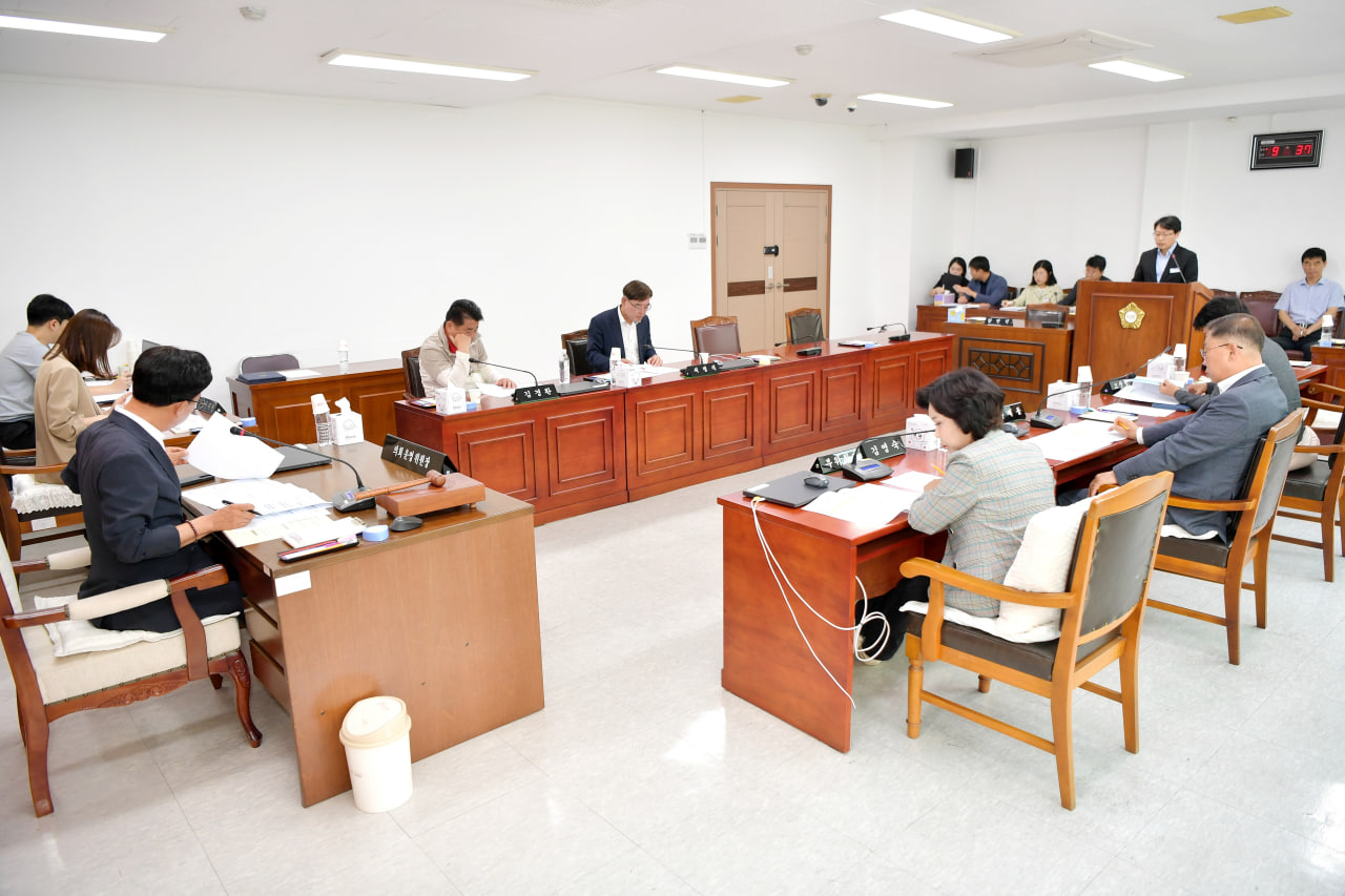'제284회 문경시의회 임시회 폐회중 운영위원회' 게시글의 사진(4) 'photo_9_2025-05-26_20-08-38.jpg' '제284회 문경시의회 임시회 폐회중 운영위원회' 게시글의 사진(4) 'photo_9_2025-05-26_20-08-38.jpg'