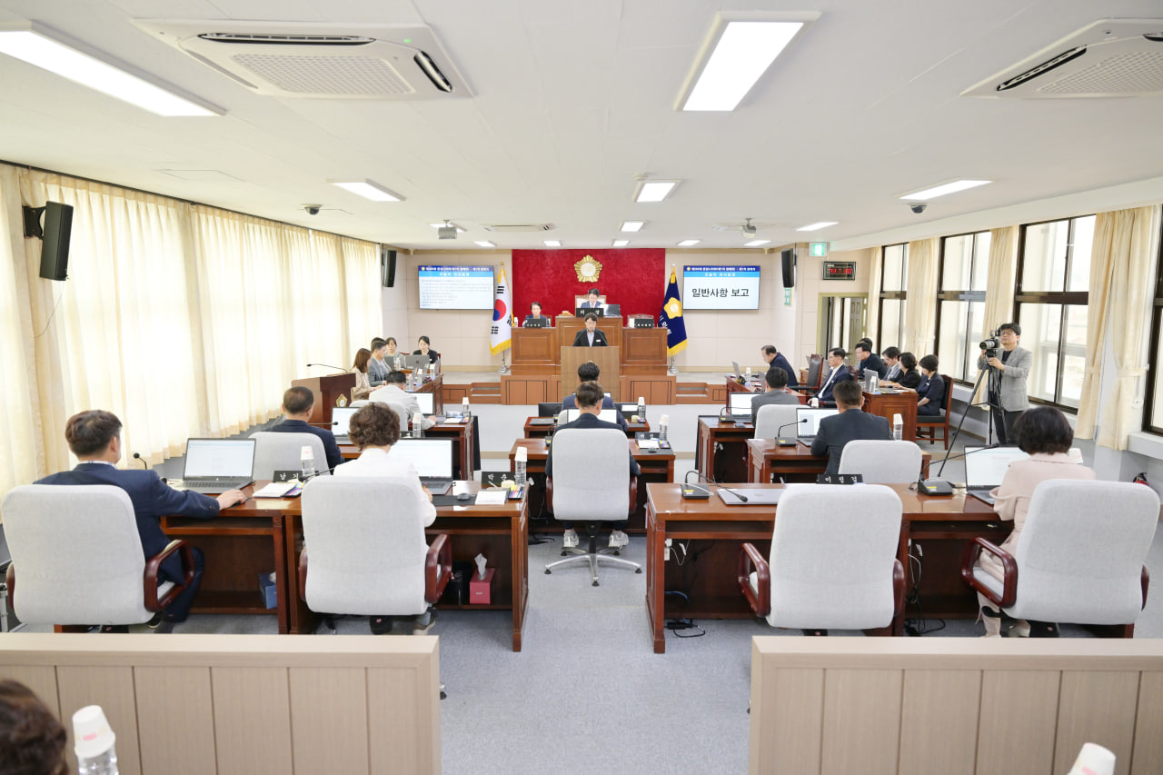 '제285회 문경시의회 제1차 정례회' 게시글의 사진(9) 'photo_25_2025-06-09_20-42-29.jpg' '제285회 문경시의회 제1차 정례회' 게시글의 사진(9) 'photo_25_2025-06-09_20-42-29.jpg'