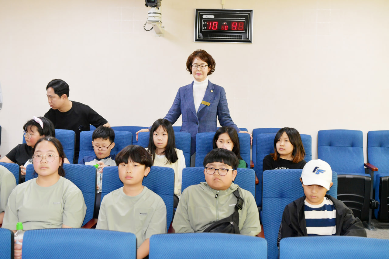 '신기초등학교 문경시의회 견학 및 방청' 게시글의 사진(8) 'photo_13_2025-04-23_19-52-33.jpg' '신기초등학교 문경시의회 견학 및 방청' 게시글의 사진(8) 'photo_13_2025-04-23_19-52-33.jpg'