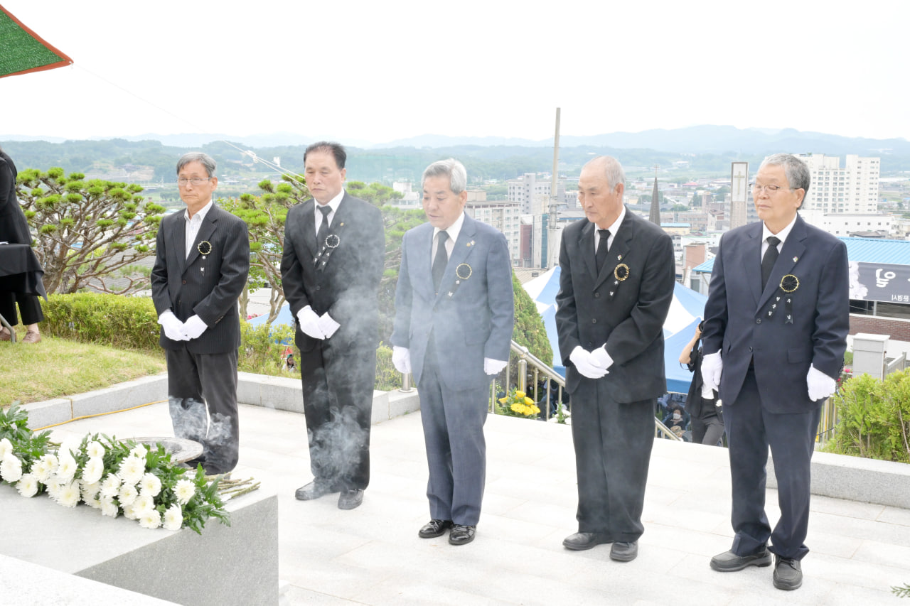'제70회 현충일 추념식' 게시글의 사진(20) 'photo_6_2025-06-09_09-42-39.jpg' '제70회 현충일 추념식' 게시글의 사진(20) 'photo_6_2025-06-09_09-42-39.jpg'