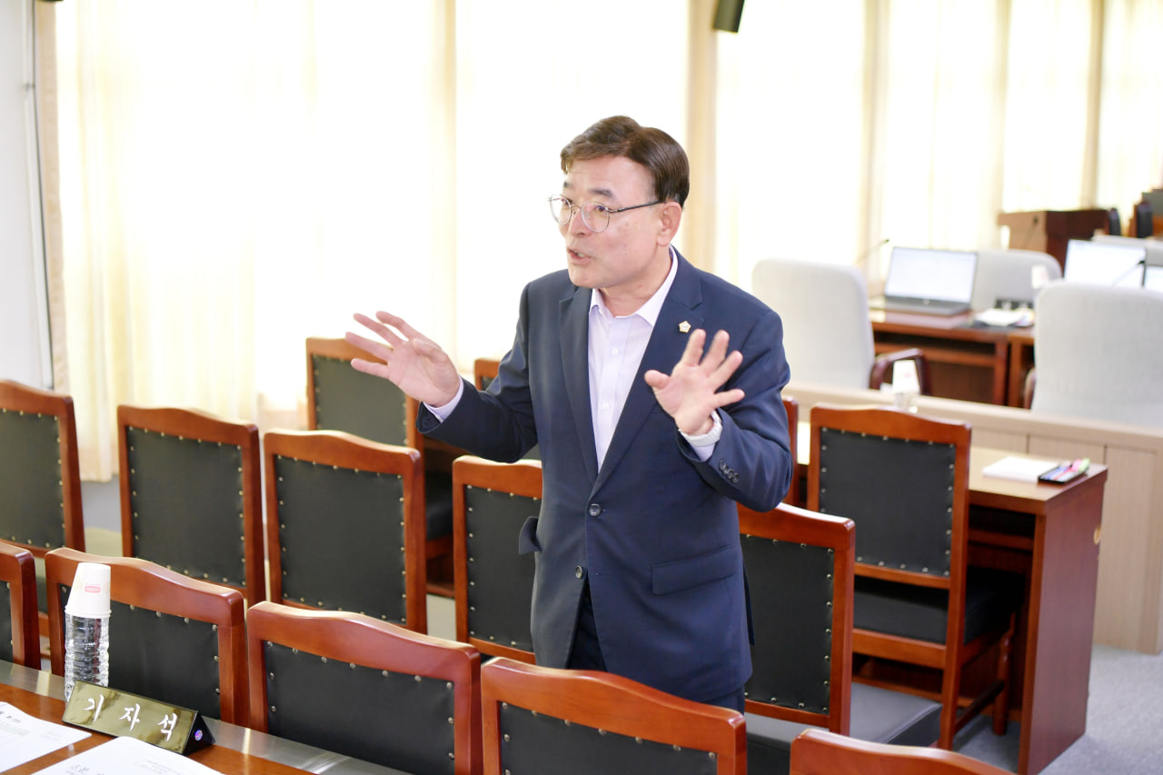 '신기초등학교 문경시의회 견학 및 방청' 게시글의 사진(9) 'photo_11_2025-04-23_19-52-33.jpg' '신기초등학교 문경시의회 견학 및 방청' 게시글의 사진(9) 'photo_11_2025-04-23_19-52-33.jpg'