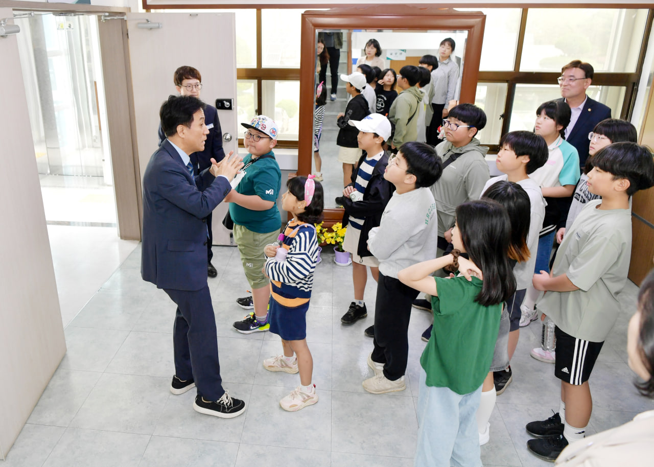 '신기초등학교 문경시의회 견학 및 방청' 게시글의 사진(4) 'photo_3_2025-04-23_19-52-33.jpg' '신기초등학교 문경시의회 견학 및 방청' 게시글의 사진(4) 'photo_3_2025-04-23_19-52-33.jpg'