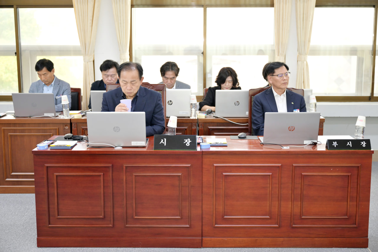 '제285회 문경시의회 제1차 정례회' 게시글의 사진(3) 'photo_3_2025-06-09_20-42-29.jpg' '제285회 문경시의회 제1차 정례회' 게시글의 사진(3) 'photo_3_2025-06-09_20-42-29.jpg'