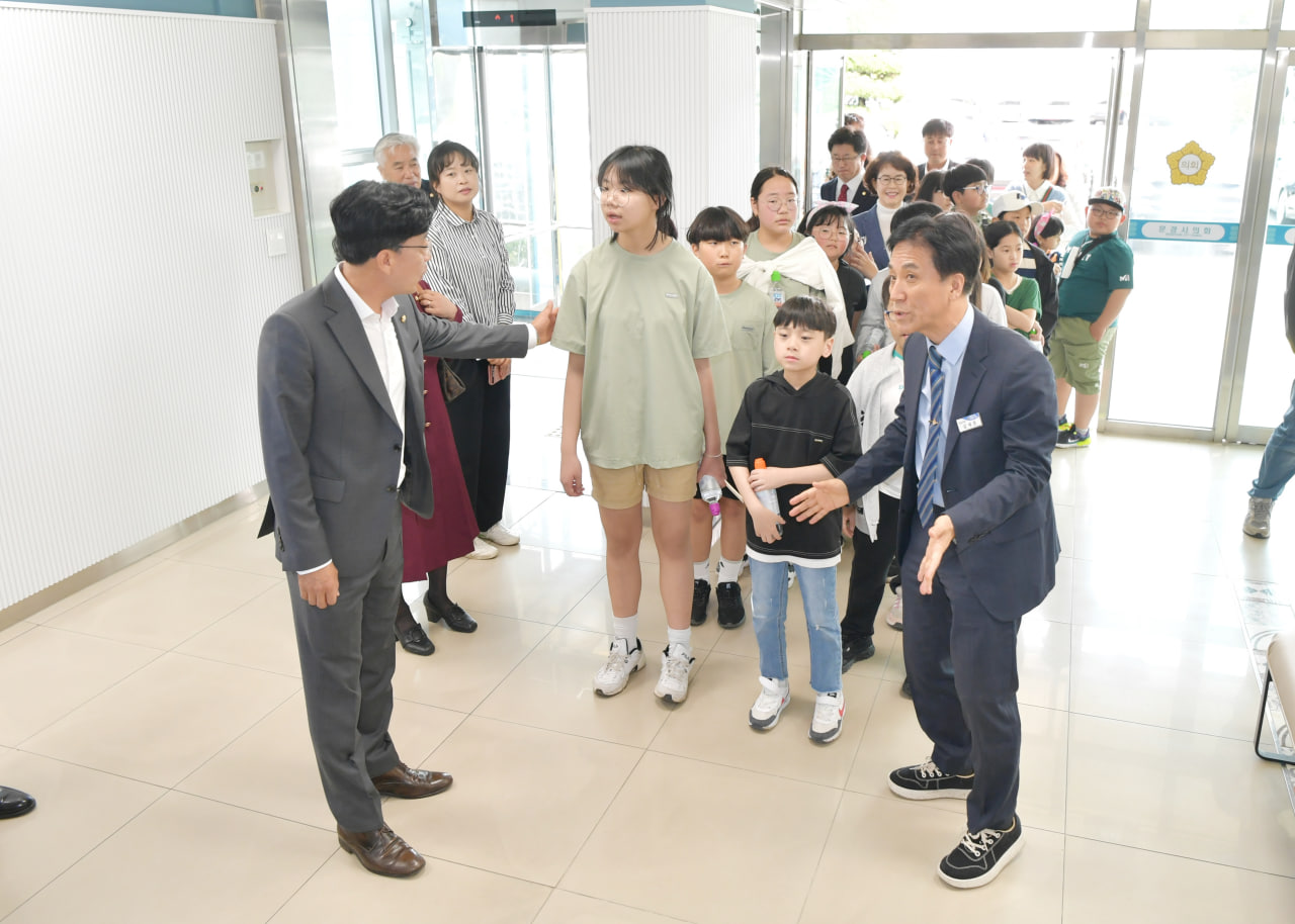'신기초등학교 문경시의회 견학 및 방청' 게시글의 사진(2) 'photo_4_2025-04-23_19-52-33.jpg' '신기초등학교 문경시의회 견학 및 방청' 게시글의 사진(2) 'photo_4_2025-04-23_19-52-33.jpg'