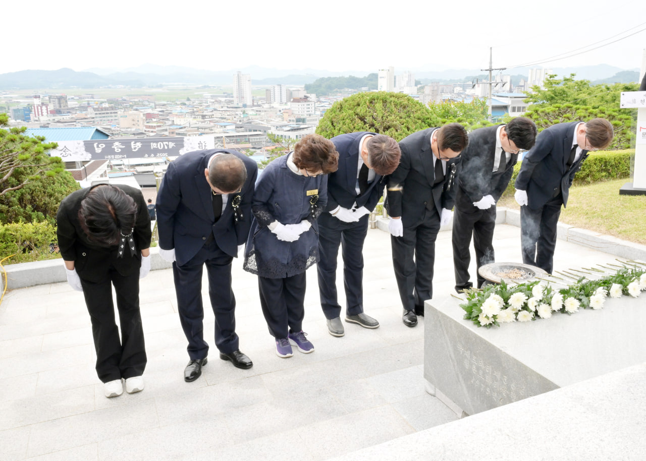 '제70회 현충일 추념식' 게시글의 사진(18) 'photo_2_2025-06-09_09-42-39.jpg' '제70회 현충일 추념식' 게시글의 사진(18) 'photo_2_2025-06-09_09-42-39.jpg'