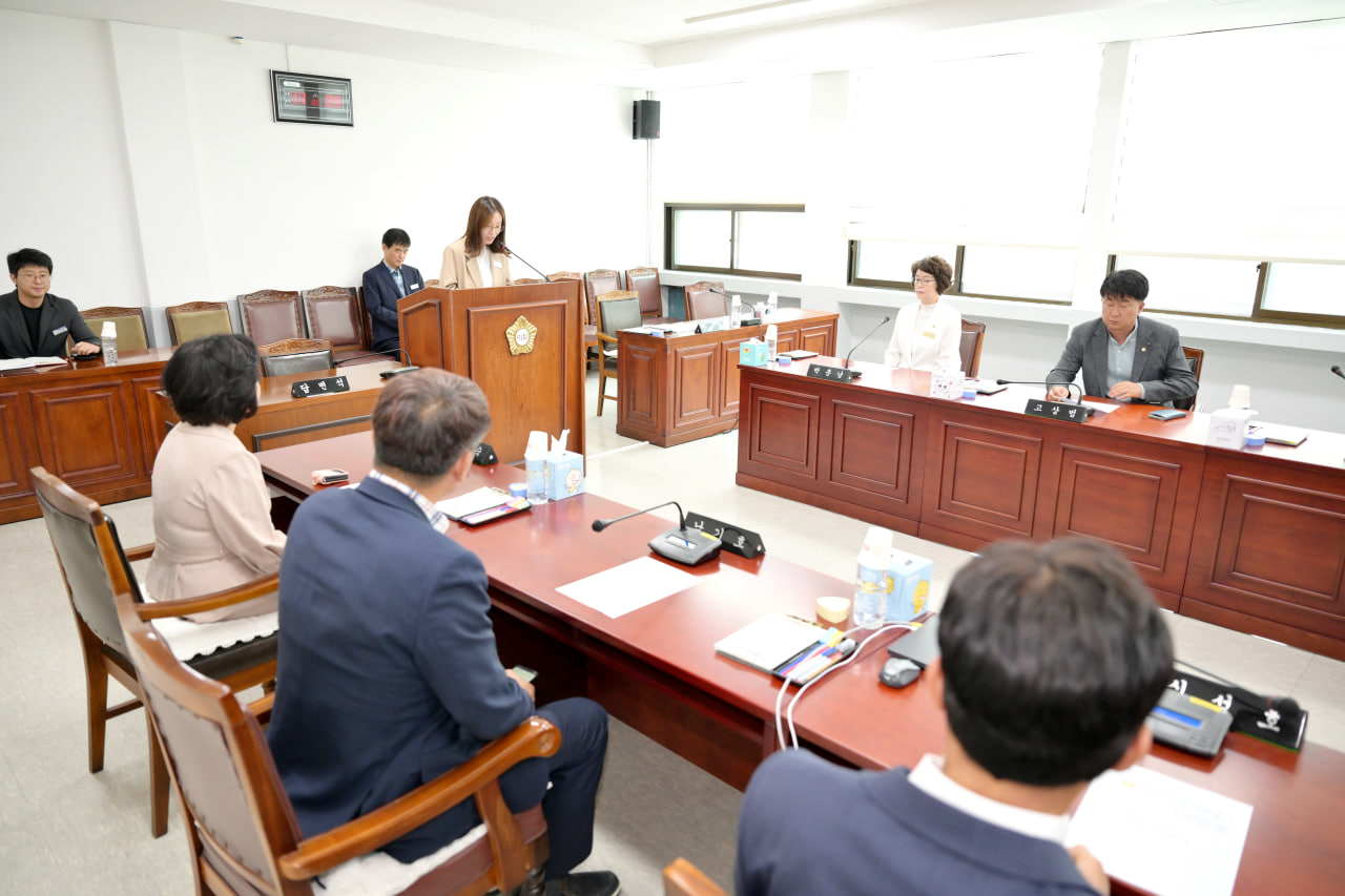 '제285회 문경시의회 제1차 정례회' 게시글의 사진(18) 'photo_22_2025-06-09_20-42-29.jpg' '제285회 문경시의회 제1차 정례회' 게시글의 사진(18) 'photo_22_2025-06-09_20-42-29.jpg'