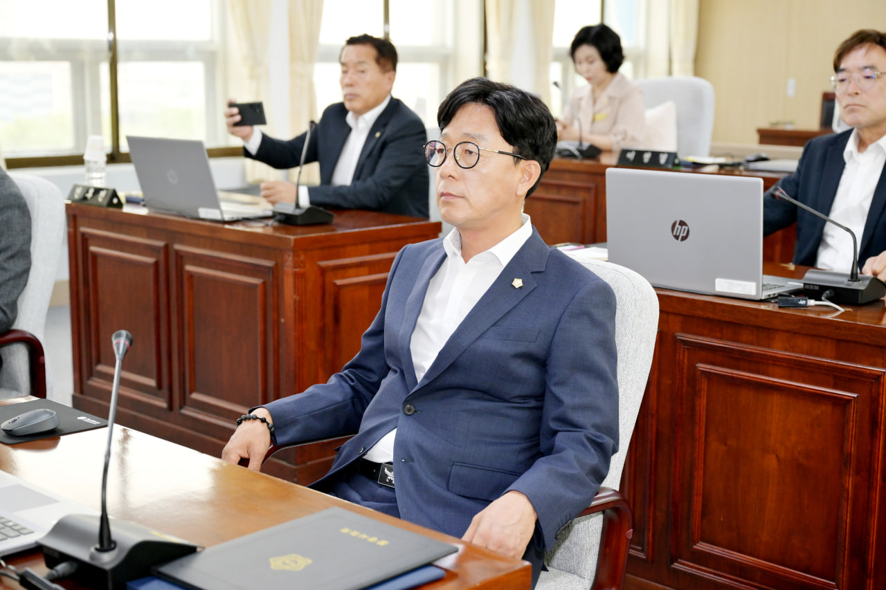 '제285회 문경시의회 제1차 정례회' 게시글의 사진(6) 'photo_5_2025-06-09_20-42-29.jpg' '제285회 문경시의회 제1차 정례회' 게시글의 사진(6) 'photo_5_2025-06-09_20-42-29.jpg'