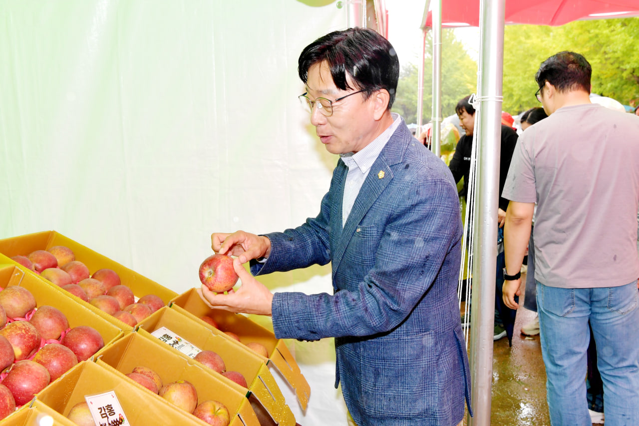 '2024 문경사과축제' 게시글의 사진(17) 'photo_2_2024-10-21_21-05-36.jpg' '2024 문경사과축제' 게시글의 사진(17) 'photo_2_2024-10-21_21-05-36.jpg'