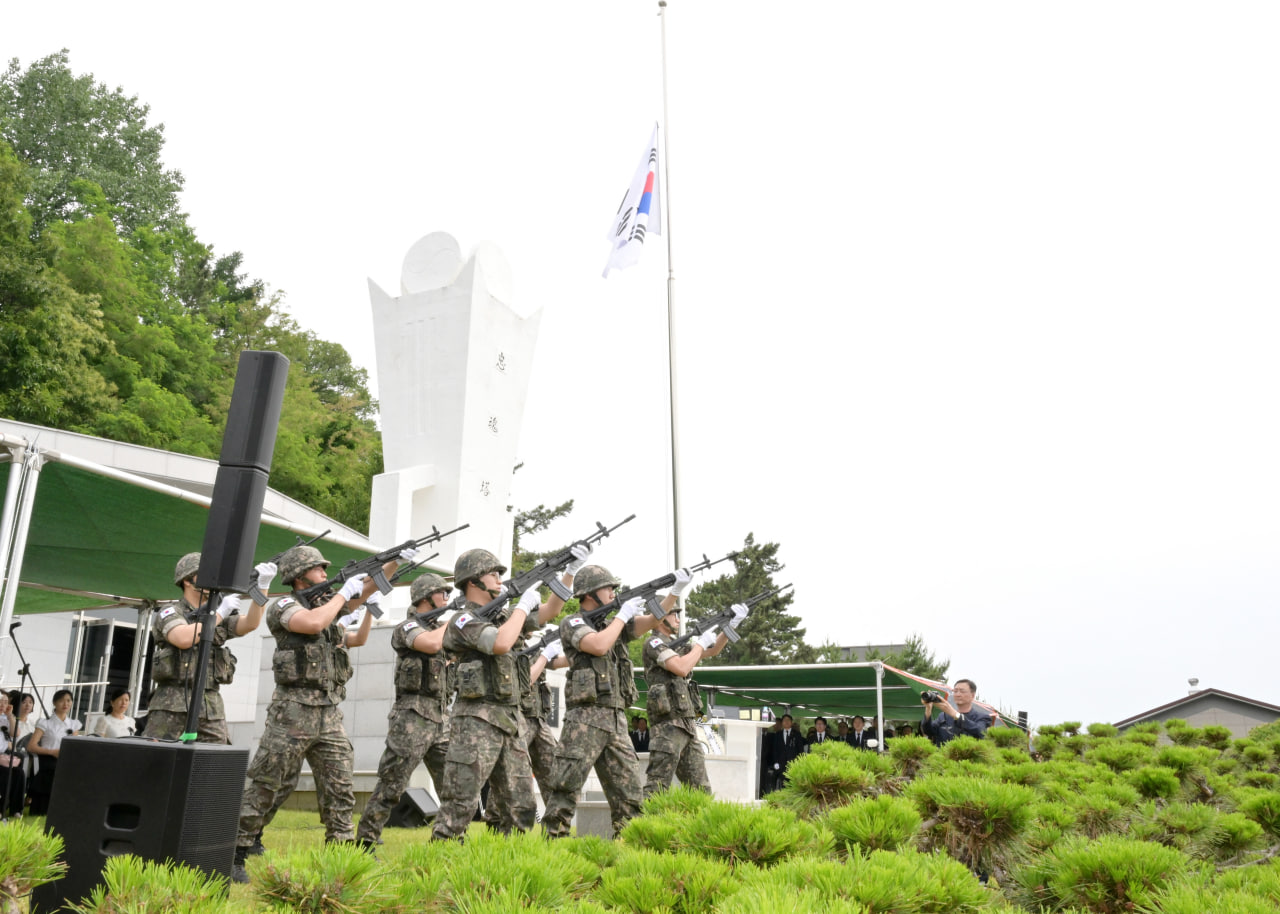'제70회 현충일 추념식' 게시글의 사진(26) 'photo_13_2025-06-09_09-42-39.jpg' '제70회 현충일 추념식' 게시글의 사진(26) 'photo_13_2025-06-09_09-42-39.jpg'