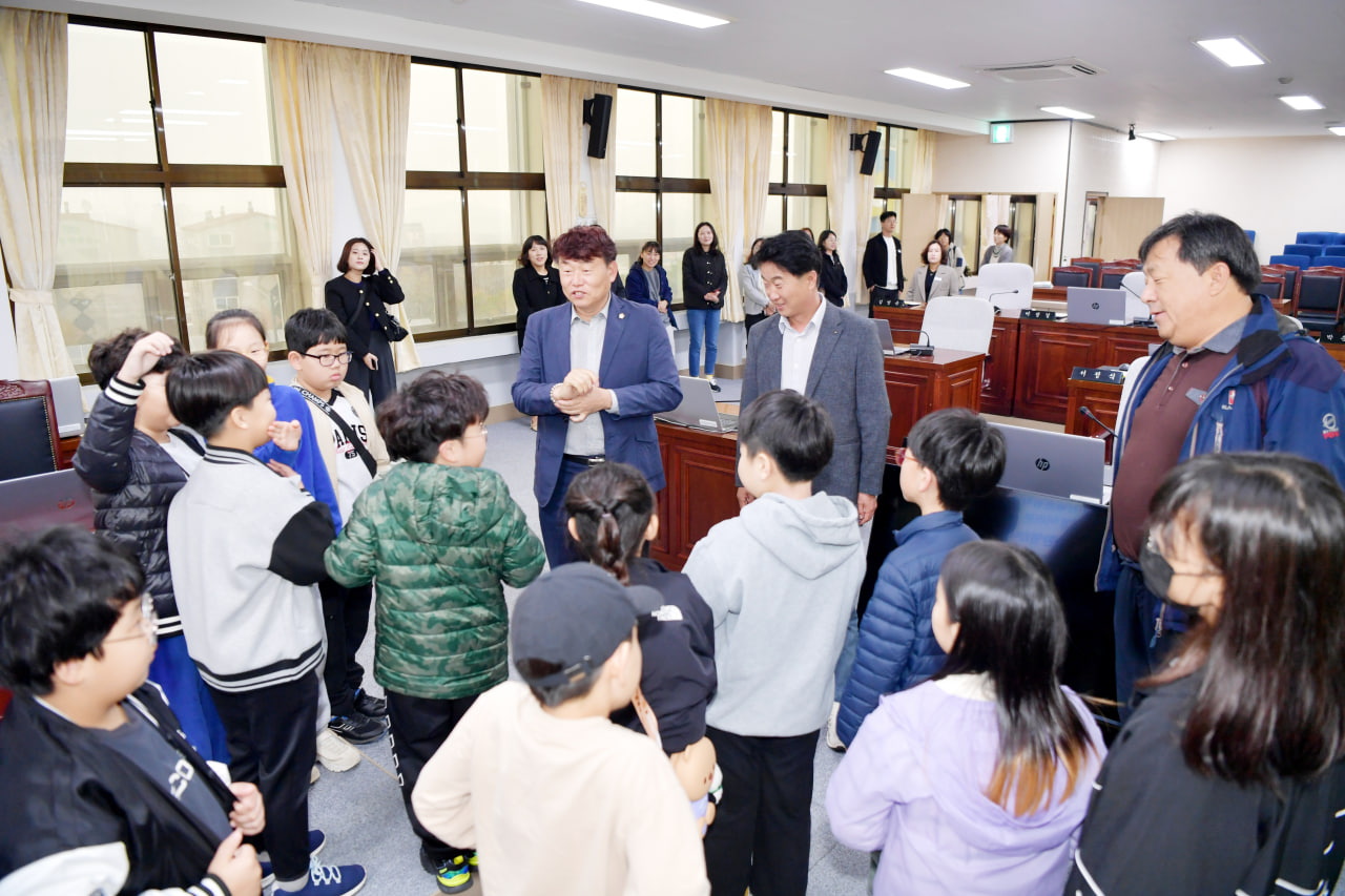 '문경교육지원청 주관 문경시의회 탐방' 게시글의 사진(6) 'photo_3_2024-11-24_11-48-31.jpg' '문경교육지원청 주관 문경시의회 탐방' 게시글의 사진(6) 'photo_3_2024-11-24_11-48-31.jpg'