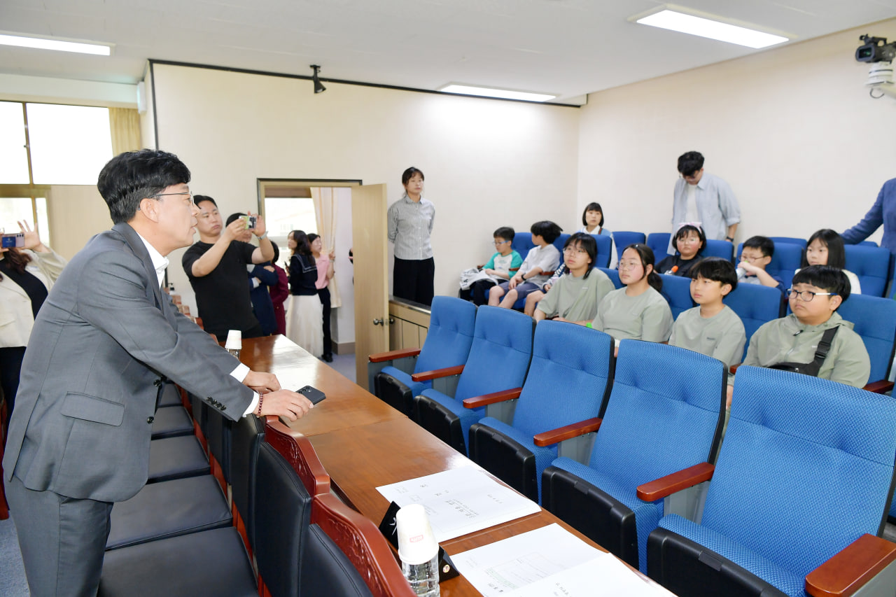 '신기초등학교 문경시의회 견학 및 방청' 게시글의 사진(6) 'photo_9_2025-04-23_19-52-33.jpg' '신기초등학교 문경시의회 견학 및 방청' 게시글의 사진(6) 'photo_9_2025-04-23_19-52-33.jpg'