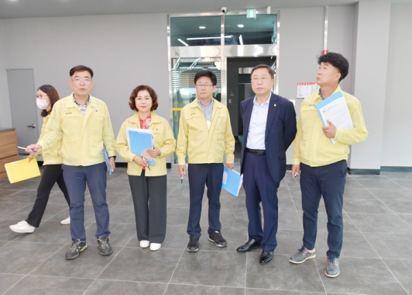 '제259회 문경시의회 제1차 정례회 총무위원회 현장감사' 게시글의 사진(7) '7_c_gallery_1664497186.jpg' '제259회 문경시의회 제1차 정례회 총무위원회 현장감사' 게시글의 사진(7) '7_c_gallery_1664497186.jpg'