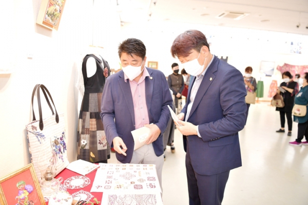 '문경공예인협회 창립 전시회' 게시글의 사진(5) '5_c_gallery_1663479628.jpg' '문경공예인협회 창립 전시회' 게시글의 사진(5) '5_c_gallery_1663479628.jpg'